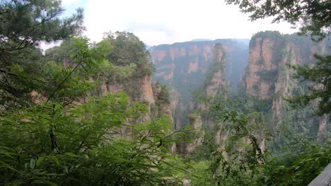 vista aérea de formaciones rocosas de pilares cársticos verticales como se ve desde el punto de vista de la terraza encantada, parque natural de las montañas avatar, zhangjiajie, china