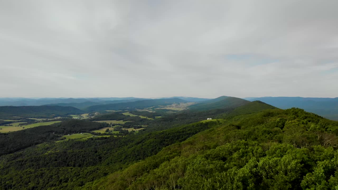 계곡을 향해 산을 넘어 푸쉬인 샷