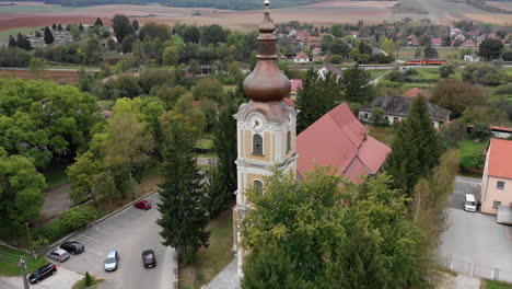 Vista-Aérea-En-Movimiento-Pueblo-Hungría-Szendrő-Templo