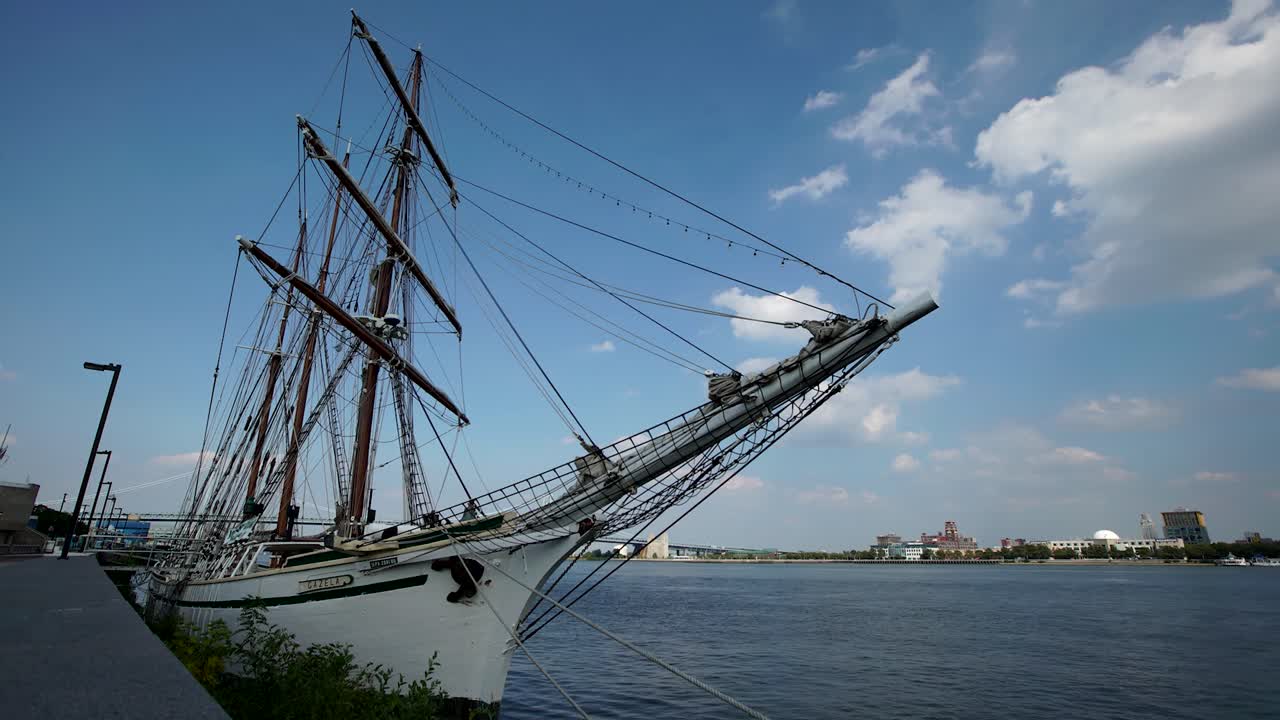 독립 항구 박물관에서 범선의 저속 촬영 - 필라델피아, pa - 바다와 호수 주간 촬영