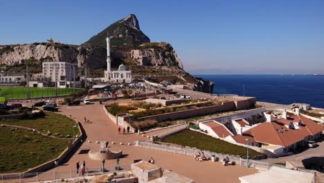 Vista-Lejana-De-La-Mezquita-Del-Rey-Fahd-Bin-Abdulaziz-Al-saud-En-El-Punto-Europa-En-El-Territorio-Británico-De-Ultramar-De-Gibraltar