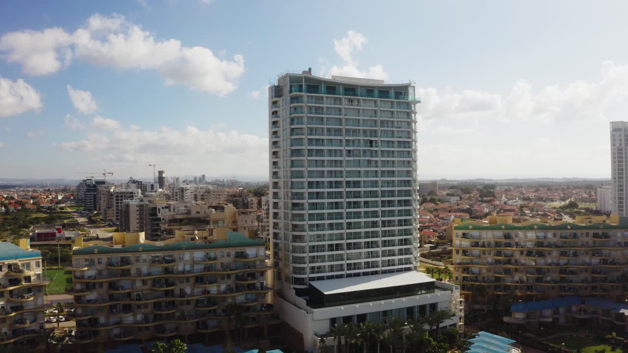 4k aéreo - habitación de hotel orbita alrededor del océano - norte de israel