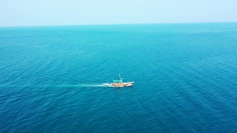 Touring-boat-sailing-across-vibrant-blue-sea-surface-on-a-hot-summer-day-near-shore-of-Turks-and-Caicos-islands,-copy-space