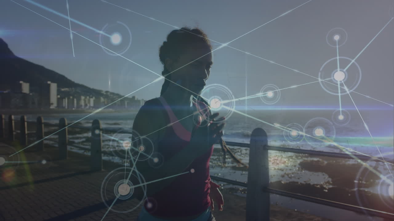 animación de la red de conexiones con iconos sobre la mujer biracial corriendo