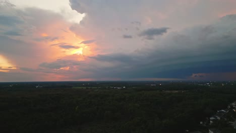 las nubes naranjas de la puesta de sol de melocotón con la bandeja a la derecha revelan destellos de tormenta en grandes nubes de tormenta sobre stittsville