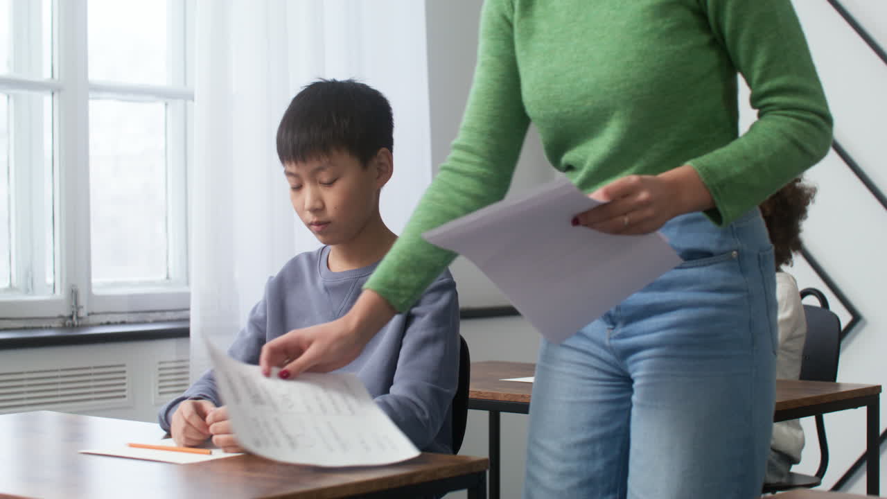 학교 에 있는 아시아 소년