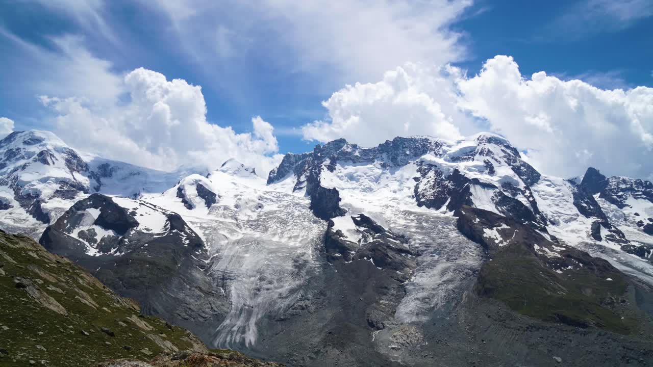 el lapso de tiempo de las nubes que se forman y son empujadas por el viento por encima de las cumbres alpinas, zermatt - suiza