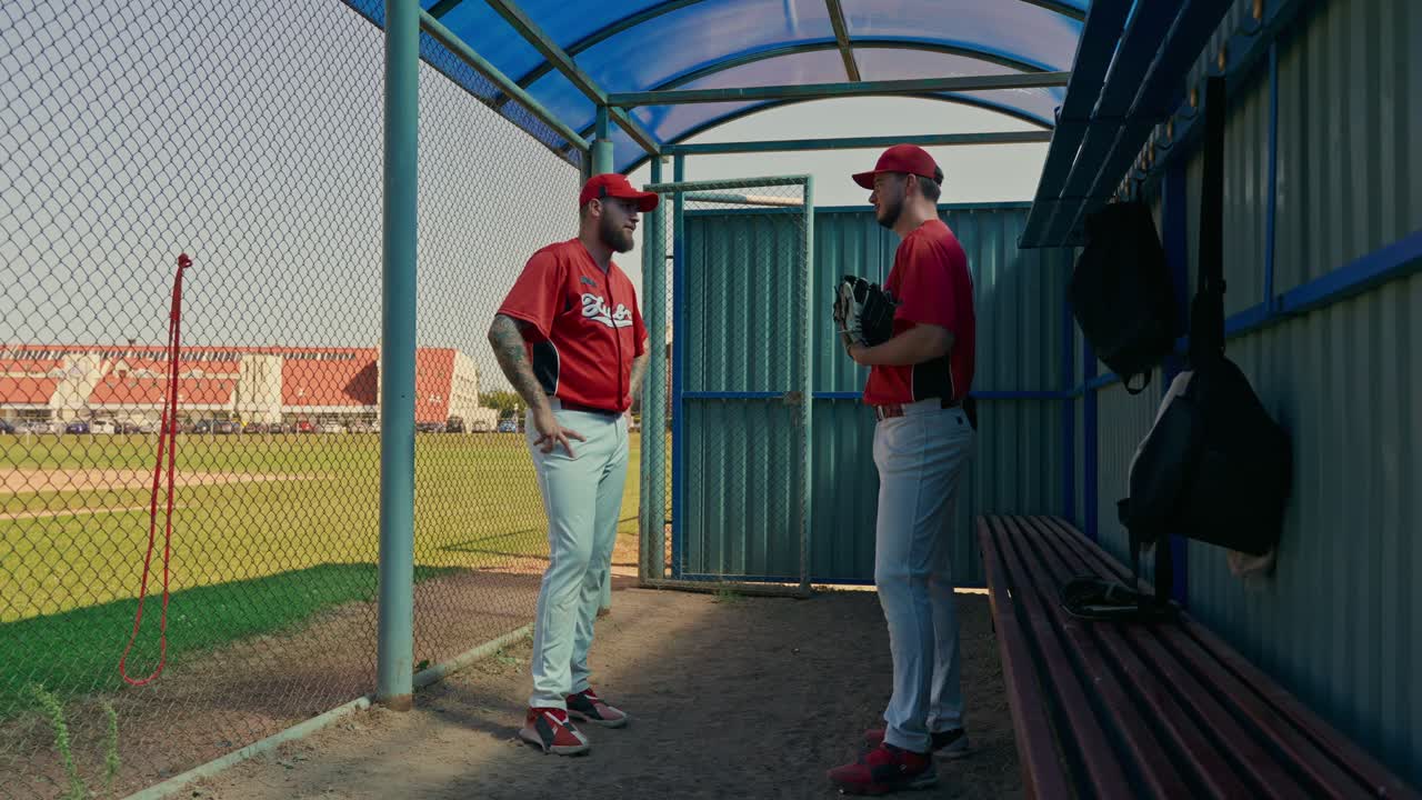 Dois jogadores de beisebol em um abrigo