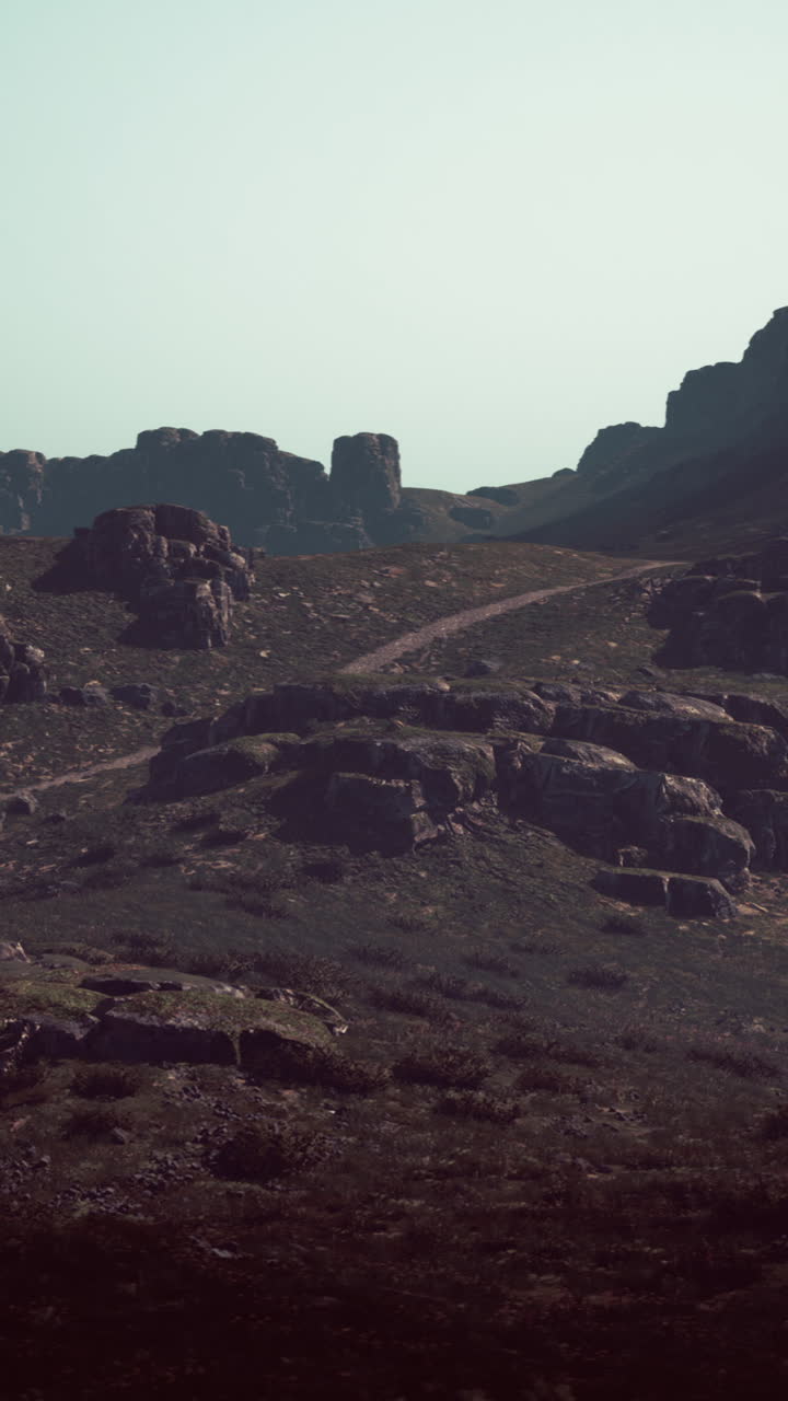 un paisaje montañoso escarpado