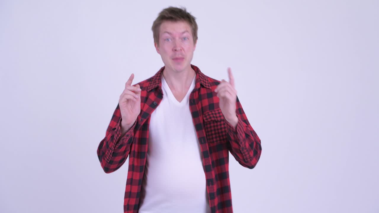 큰 배를 가진 젊은 스터