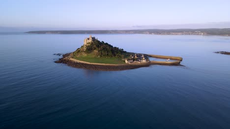 Blaues-Meer-Und-Grüne-Wiese-Kontrastieren-Am-St.-Michaels-Mount-In-Cornwall