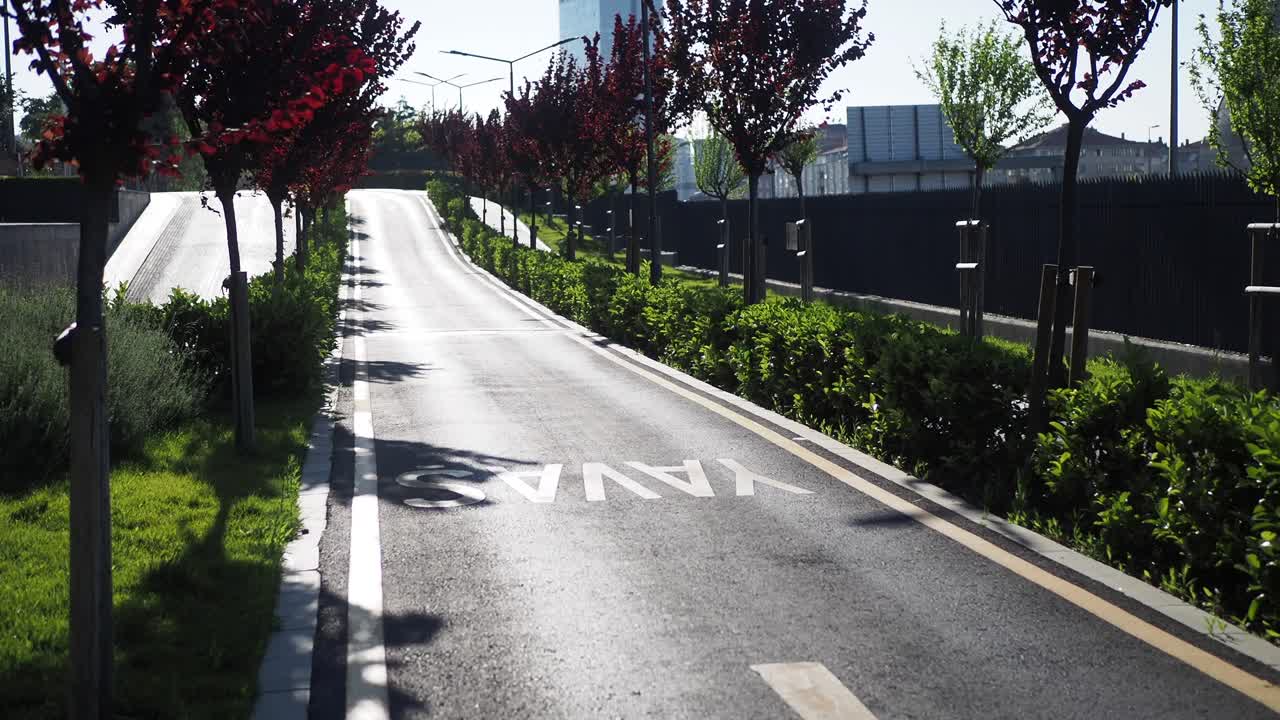 공원 에 있는 빈 자전거 도로