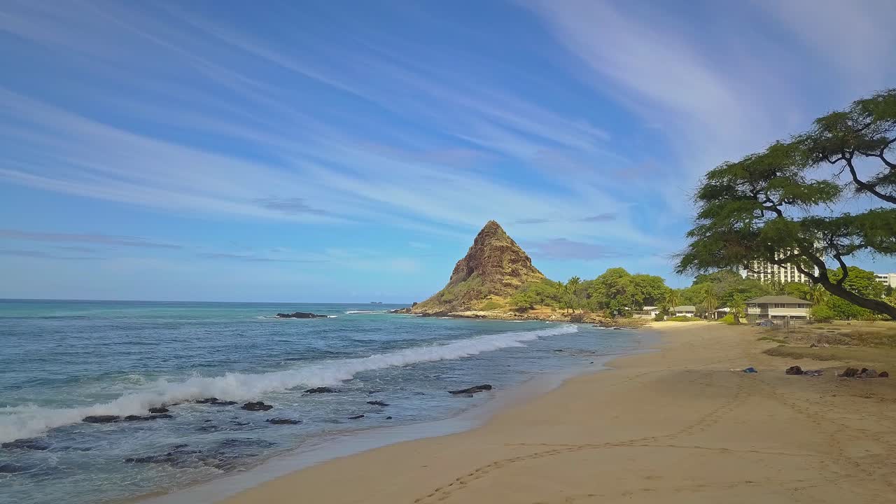 vista aérea de mauna lahilahi con tenues nubes en makaha oahu
