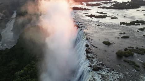 Vista-Aérea-De-Las-Cataratas-Victoria-Durante-La-Puesta-De-Sol,-Zimbabwe