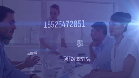 animación de senderos de luz y procesamiento de datos sobre diversas personas de negocios que se reúnen en la oficina.