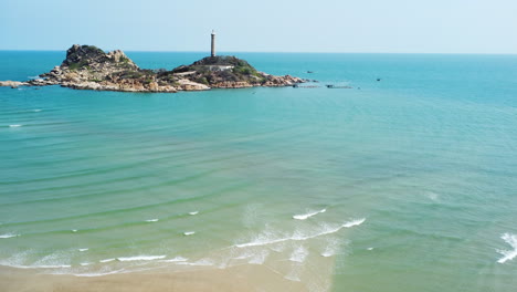 faro de ke ga y mar azul en calma en binh thuan en vietnam