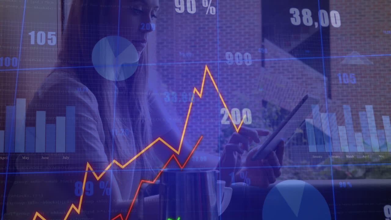 animación de múltiples gráficos con números cambiantes, mujer biracial usando tableta digital en un café