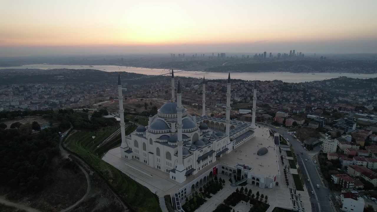 puesta de sol de la mezquita de camlica en estambul