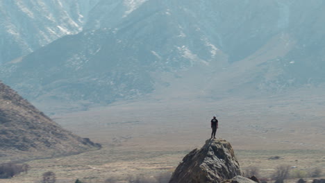 Wanderer-Auf-Einem-Felsigen-Gipfel-Mit-Blick-Auf-Die-Bergkette-Der-Sierra-Nevada,-Antenne