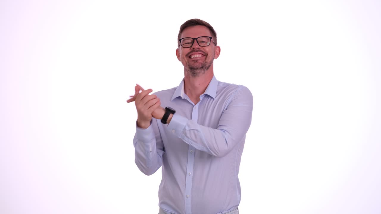 Giovane uomo batte le mani sorridendo e annuendo in segno di approvazione