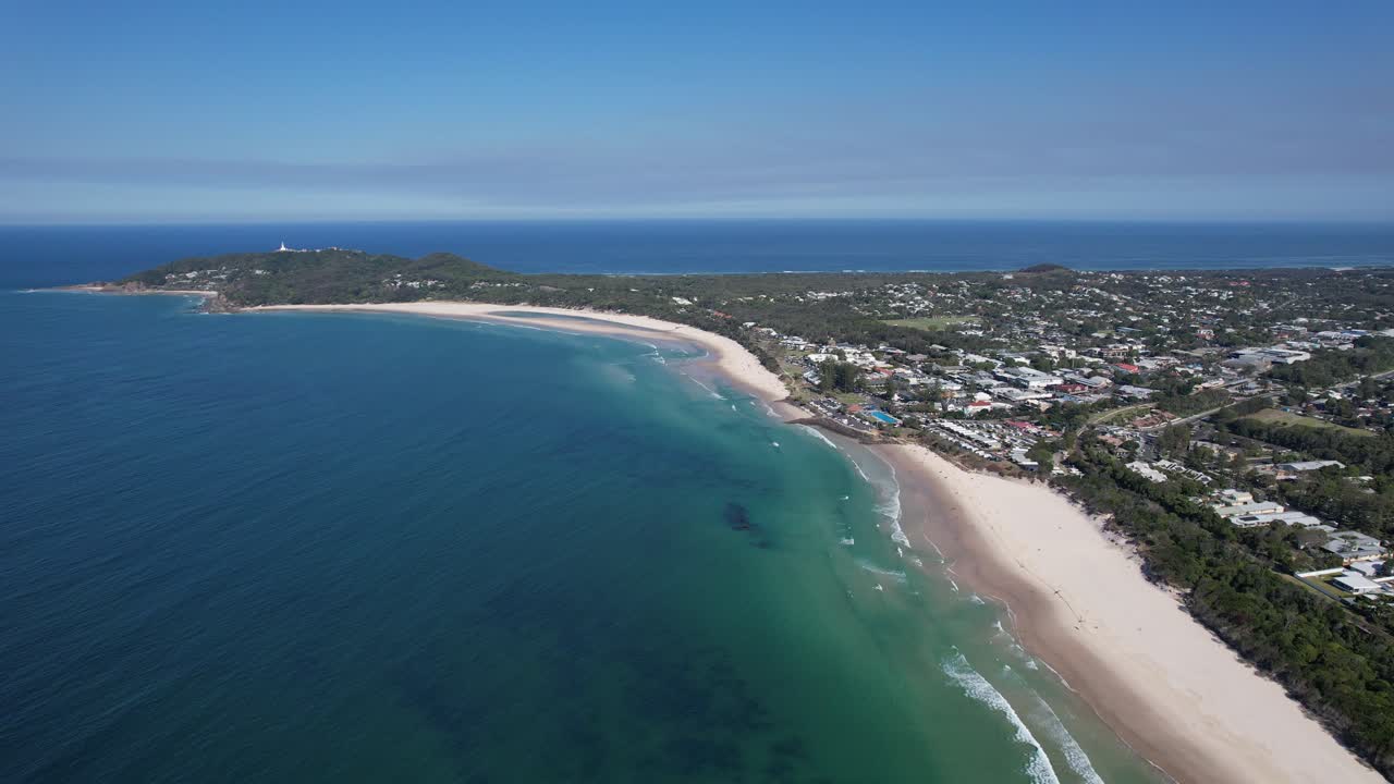 vista del paso y el área de conservación del estado de cabo byron desde la playa principal en nsw, australia
