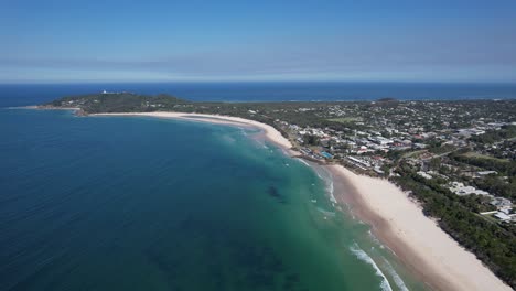 Blick-Auf-Den-Pass-Und-Das-Cape-Byron-State-Conservation-Area-Vom-Hauptstrand-In-New-South-Wales,-Australien