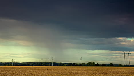 Tormenta-Y-Nubes-Oscuras-Vistas-A-Través-Del-Campo-De-Trigo-Dorado