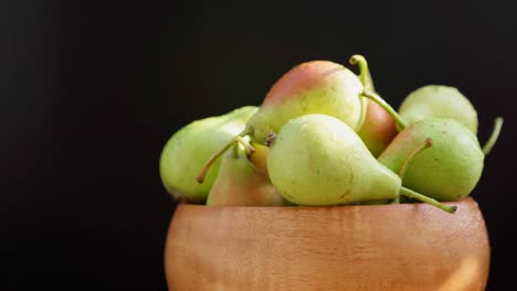 the pears are spinning in a circle