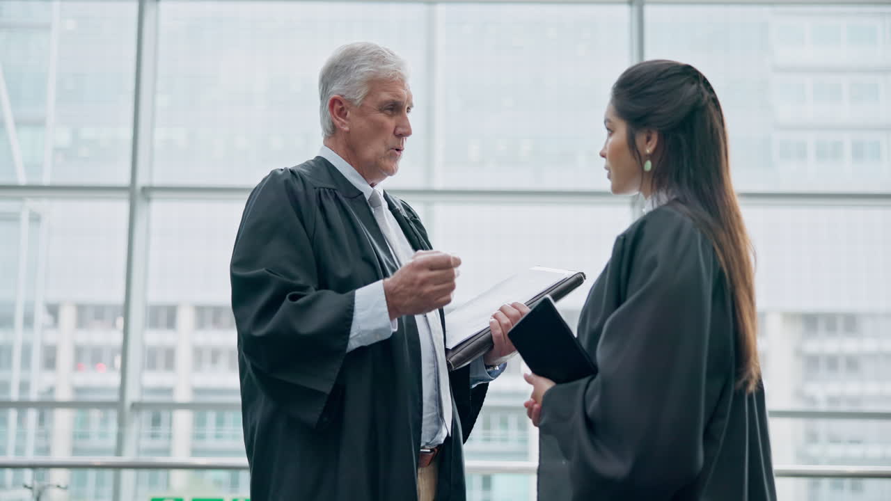 Richter, Mentor und ein Anwalt im Ausbildungsgespräch