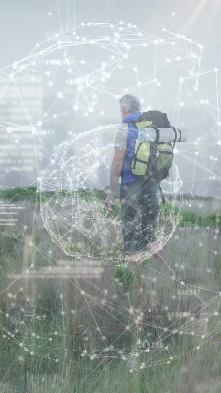 Video verticale: Escursionista che si china a controllare l'erba, attivando una sovrapposizione di un globo tecnologico mentre cammina in pianura.