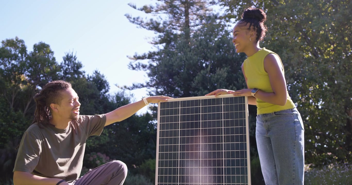 Coppia afroamericana posiziona e ispeziona un pannello solare, controllando l'allineamento dell'angolo inferiore