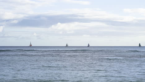 Navegando-En-Botes-Hacia-La-Puesta-De-Sol-En-La-Bahía-De-Waikiki,-Hawaii