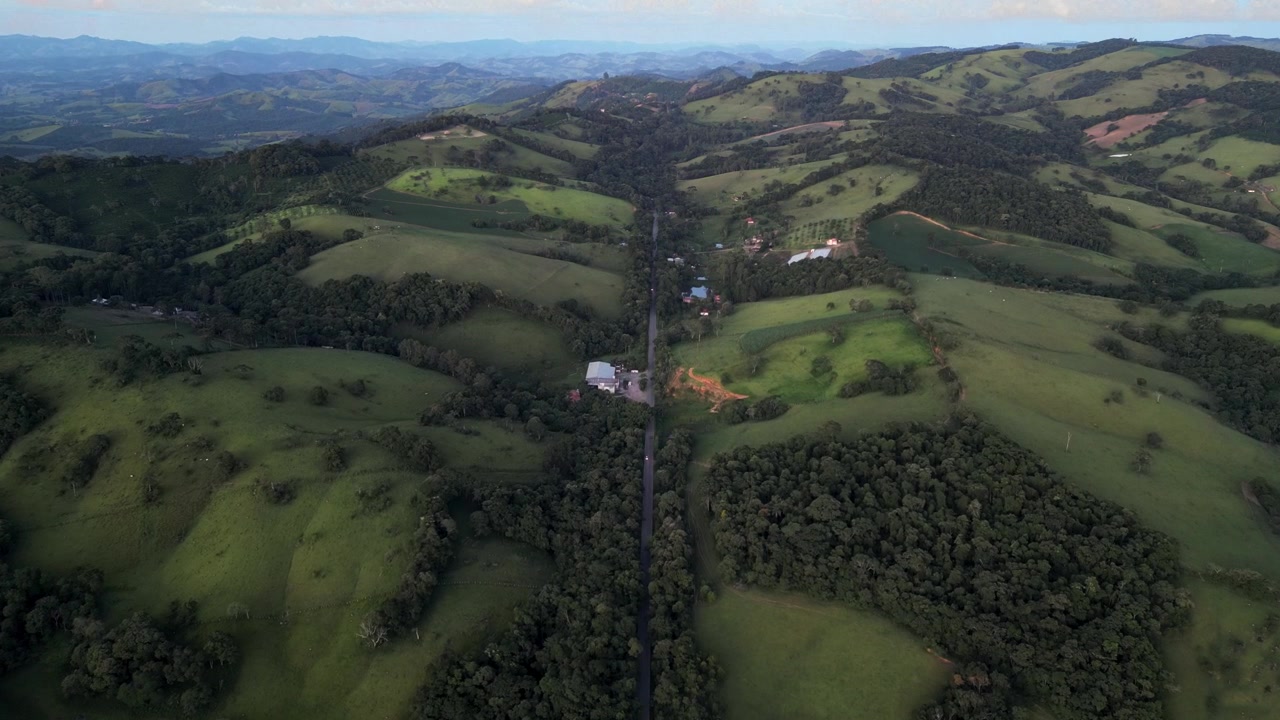 Vista panorâmica aérea da rodovia MG290 cercada pela Serra da Mantiqueira no sul de Minas Gerais - Brasil