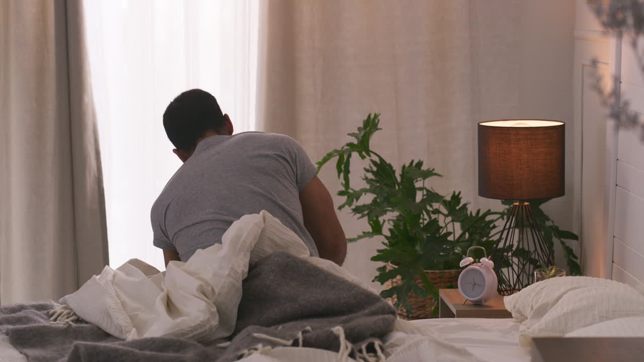 Uomo che si sveglia a letto