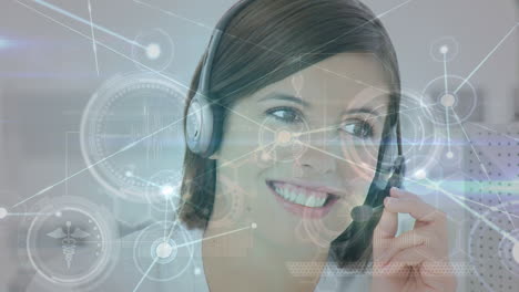 animación de la red de conexiones a través de una mujer de negocios caucásica usando auriculares telefónicos