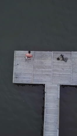 personas en un muelle de madera sobre el agua