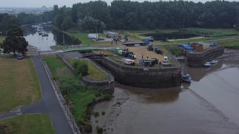 Luftbild-Spike-Island-Council-Arbeiter-Entfernen-Barrieren-Für-Auferstehungskonzerte-Aus-Dem-River-Canal-Park