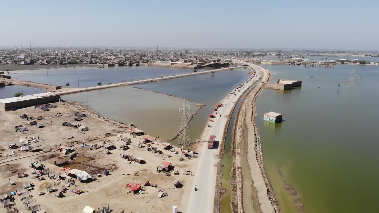 Penerbangan dari udara menuju kamp-kamp darurat bagi korban bencana banjir di Mehar, Sindh.