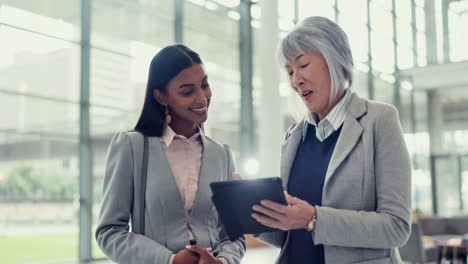 Gente-De-Negocios,-Ayuda-Y-Mujeres-Con-Tableta