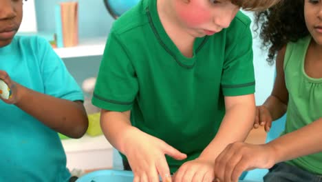 niños jugando juntos con arcilla de modelado en una mesa
