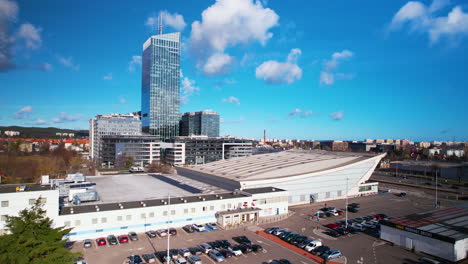 Complejo-De-Oficinas-E-Histórico-Salón-Olivia-En-La-Fachada---Disparo-De-Drones-En-Un-Cielo-Azul-Claro