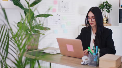 mujer de negocios segura que maneja la facturación y las facturas