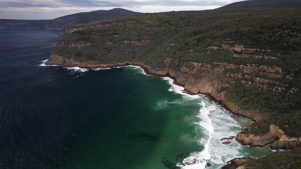 Basket Bay, Penguin Rocks, punto panoramico di Maingon Bay a Port Arthur, Tasmania, Australia - Ripresa aerea con drone