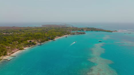 哥倫比亞大島 isla grande 的空中無人機拍攝,海面清晰,卡塔赫納