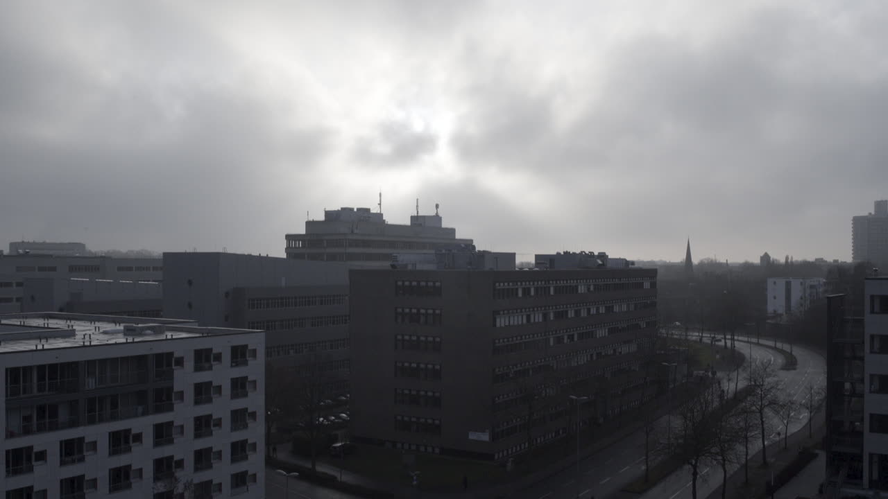 cielo nublado sobre el campus industrial contaminado en muenster, alemania
