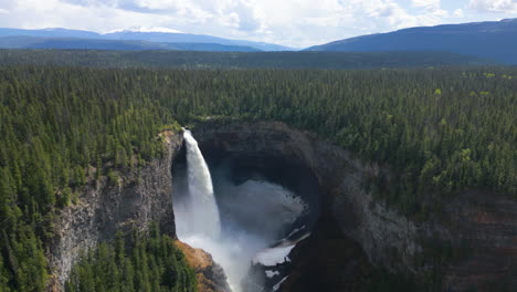 Atemberaubender-Blick-Auf-Die-Helmcken-Falls-Im-Frühling,-Kanada