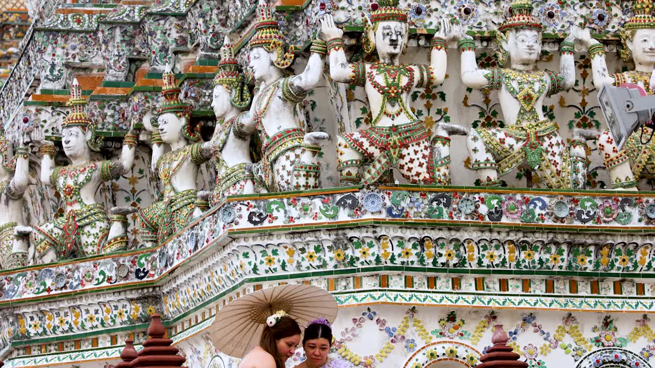 туристы исследуют украшенную пагоду ват арун