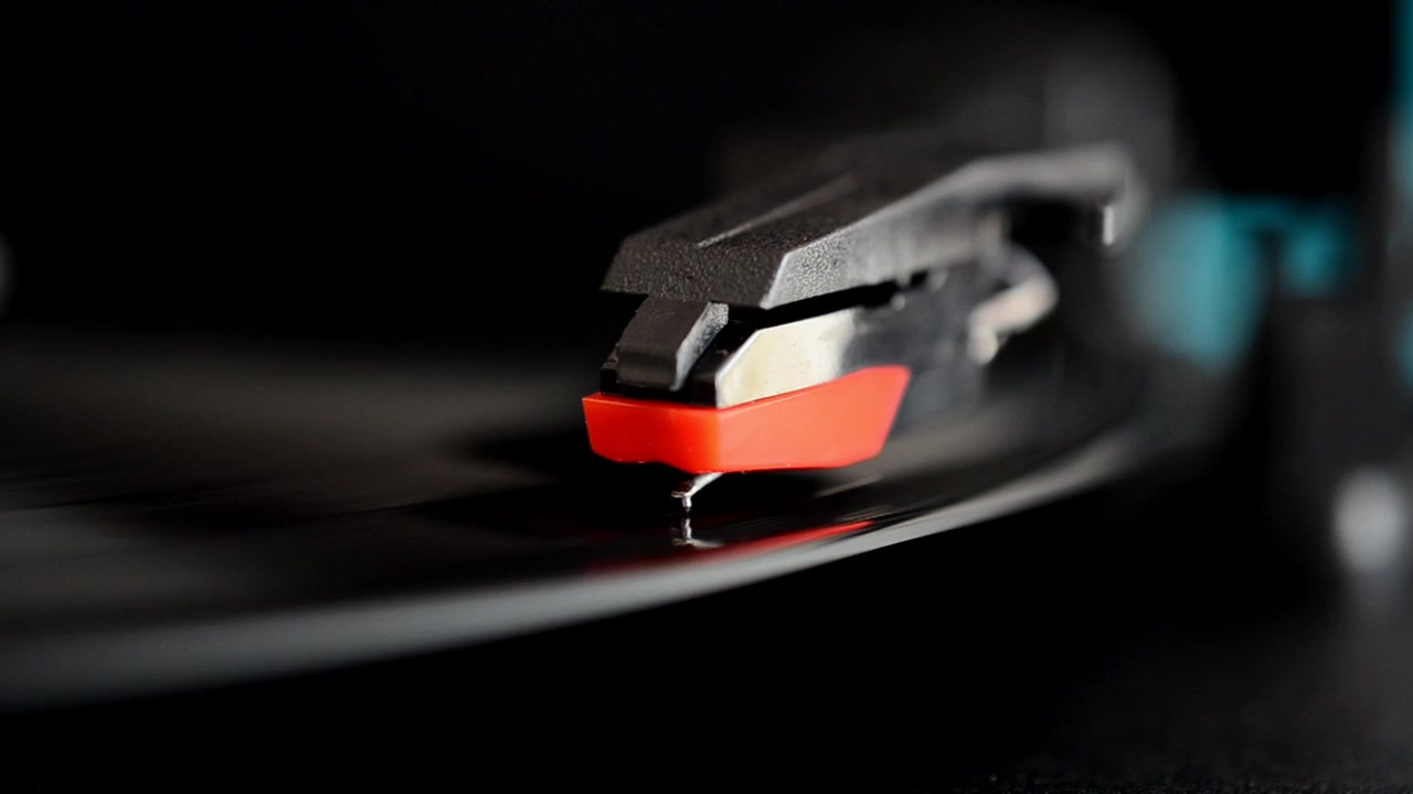 Platespiller. Nål på en vinylplate