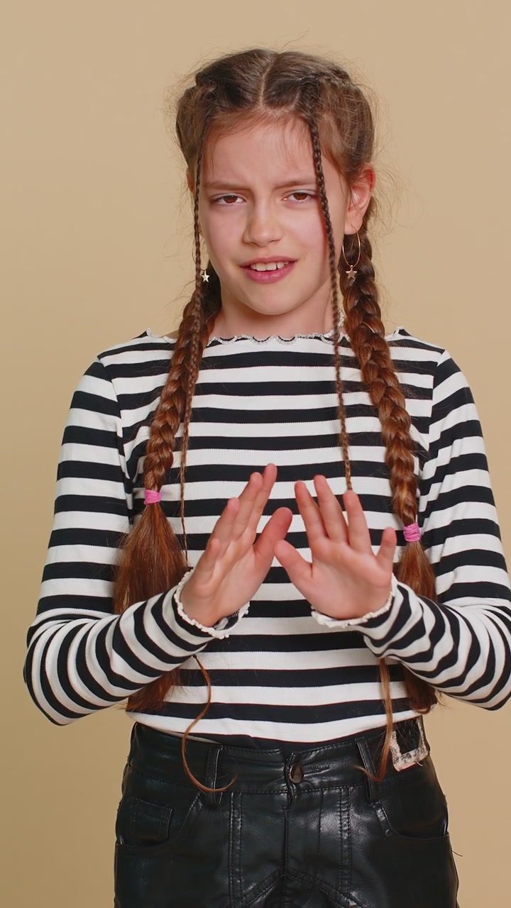 Paura, shock, bambina, ragazza che chiude gli occhi, confusa, timida, spaventata, rifiuta di guardare, fobia, vergogna, stress.