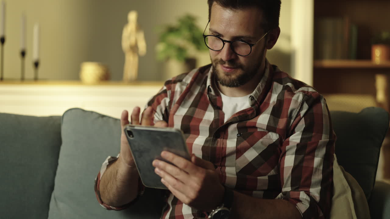 hombre usando tableta en el sofá